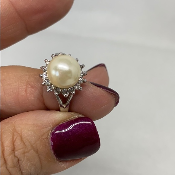 ๐2/$15. Pretty faux pearl ring. - Picture 6 of 8